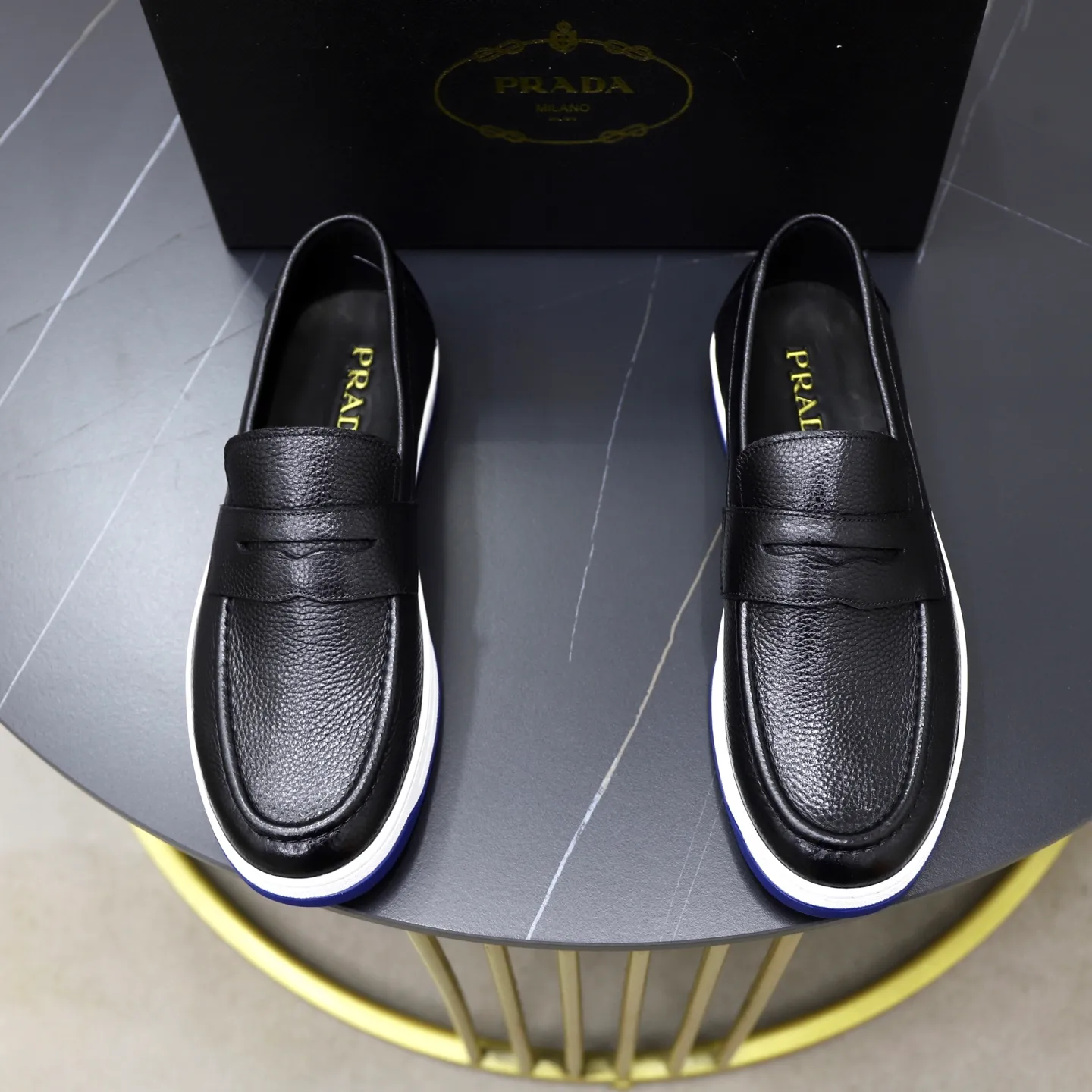 Factory price: 💰640 Prada classic men’s lace-up casual shoes | Imported cowhide upper | Upper stitching layered design, light and breathable | Soft and comfortable | Decorated with PRADA letters on the side | Distinctive sports style, showing the brand style | Lightweight concave and convex pattern rubber soles | Matched with cowhide foot pad lining | Excellent foot feel, fashionable and elegant | Size: 38-44 (45 customized)